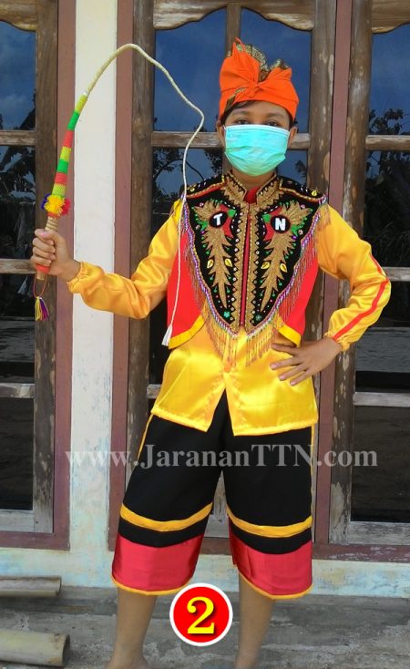 Kostum Penari Kuda Lumping lengkap, terdiri dari Baju Lengan Panjang Kuning, Celana Pendek Hitam, Rompi Merah, Ikat Kepala, Sempyok Dada dan Pecut